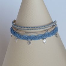Bracelet multi-rangs 3 en 1 bleu pastel et crème en micro-macramé  